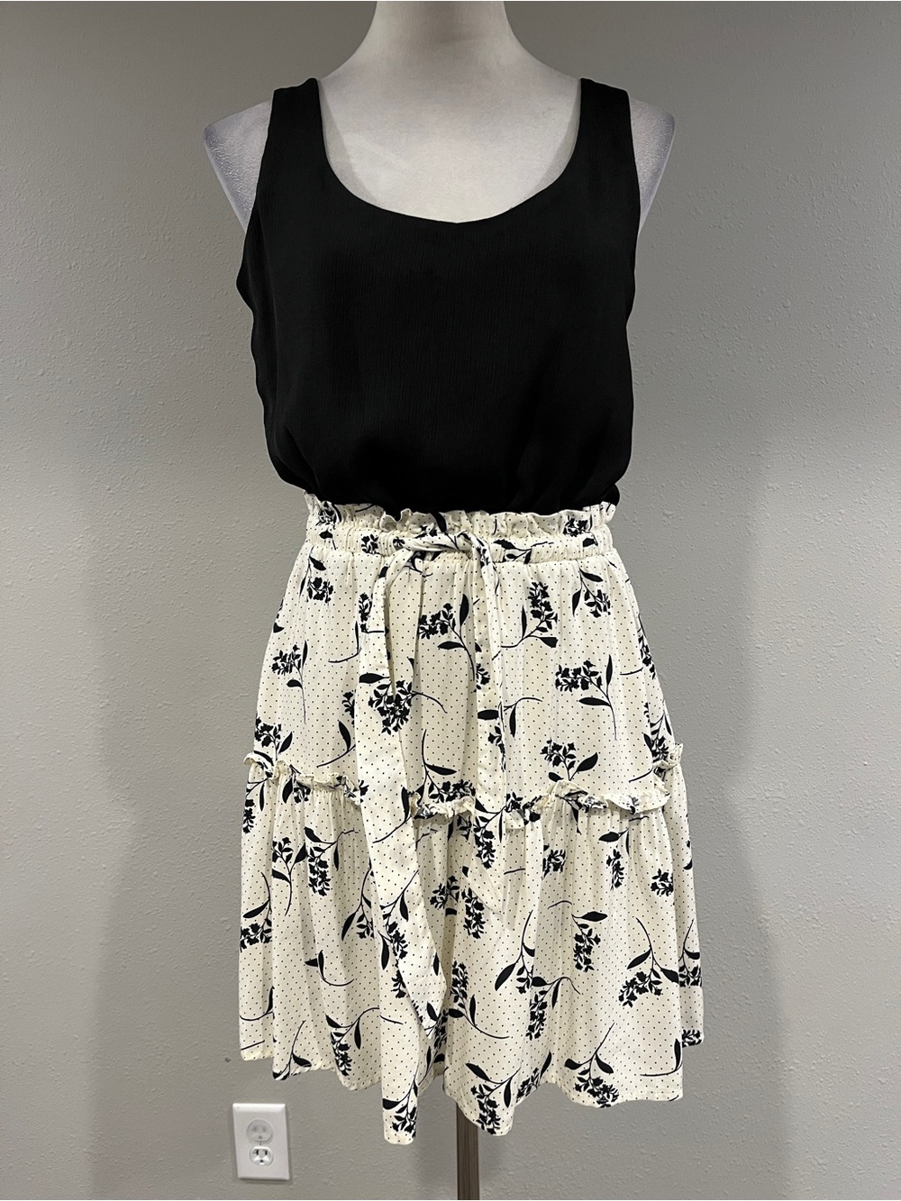City Triangle Black & Cream Floral sleeveless mini dress size small